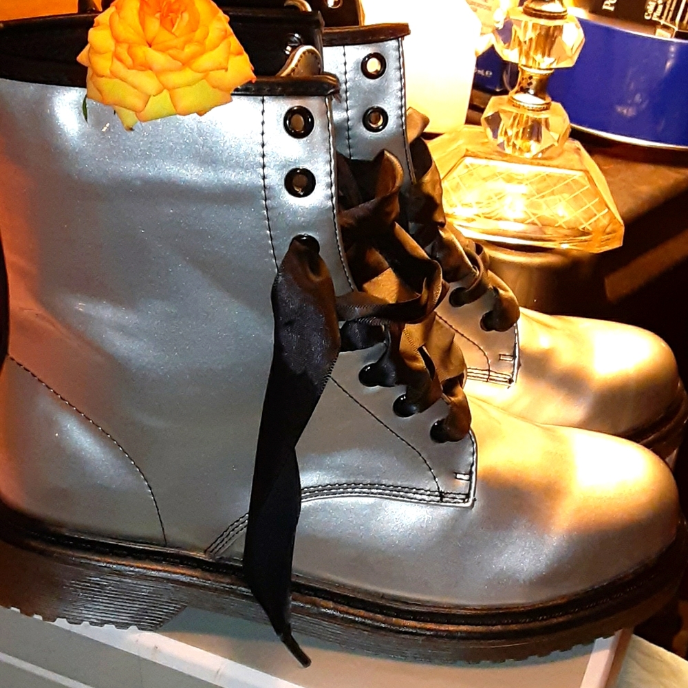 🤍NWT Silver Moca Boots Size US 7.5🤍